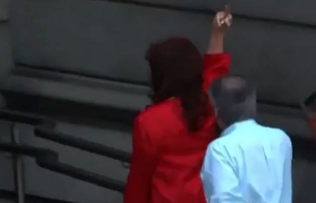 Cristina Kirchner ofende argentinos que a vaiaram em posse de Milei