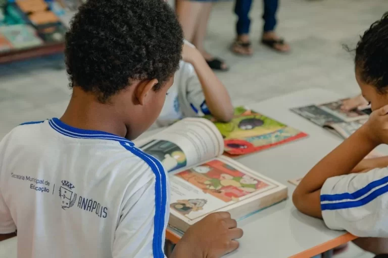 Governo Lula encerra 2023 com R$ 194 mi de cortes em livros didáticos