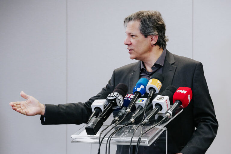 Relatório da OCDE contraria previsão de Haddad para 2024