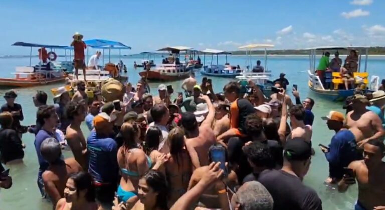 Lula vai para praia privativa; Bolsonaro encontra o povo em praia de Maceió