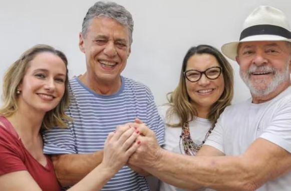 Lula nomeia esposa de Chico Buarque para ‘Comissão de Ética Pública’