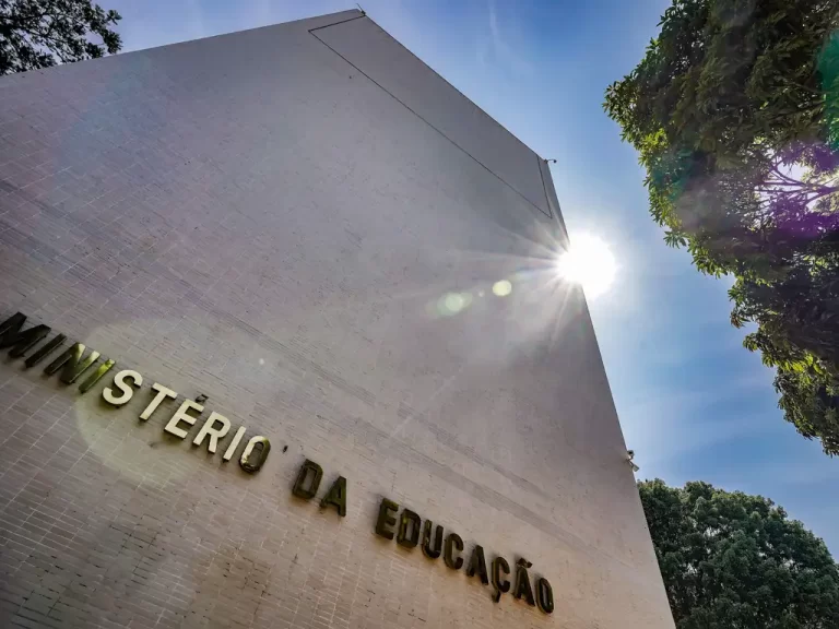 Governo Lula deixa 45 mil alunos com deficiência visual sem livros em Braille