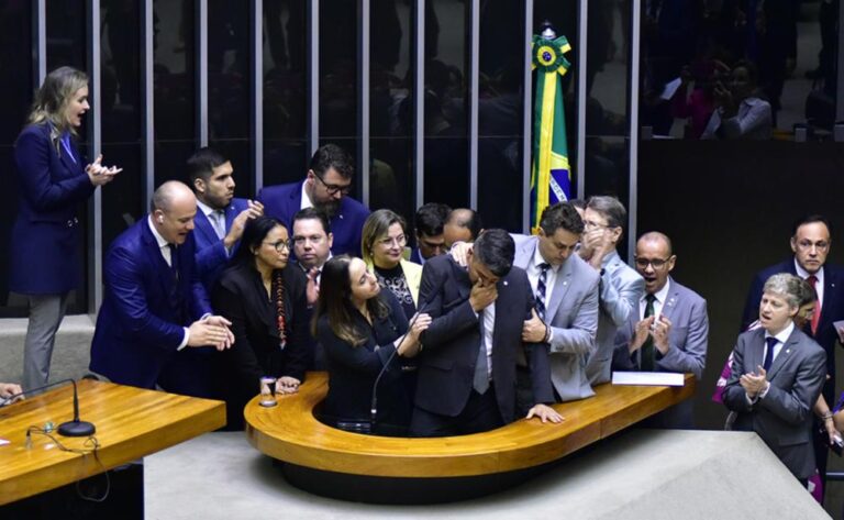 Deputado agredido com tapa por petista chora em discurso na Câmara
