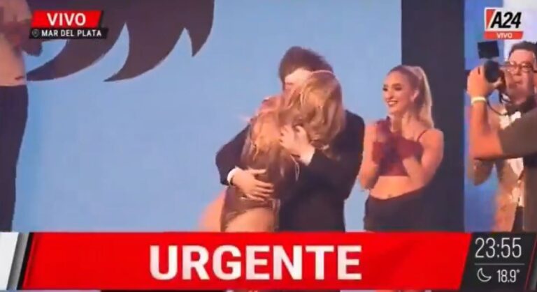Milei vai a show de namorada, sobe ao palco e ganha beijo da amada