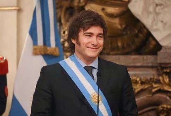 Milei anuncia venda de carros e aviões oficiais: “privilégio irracional”