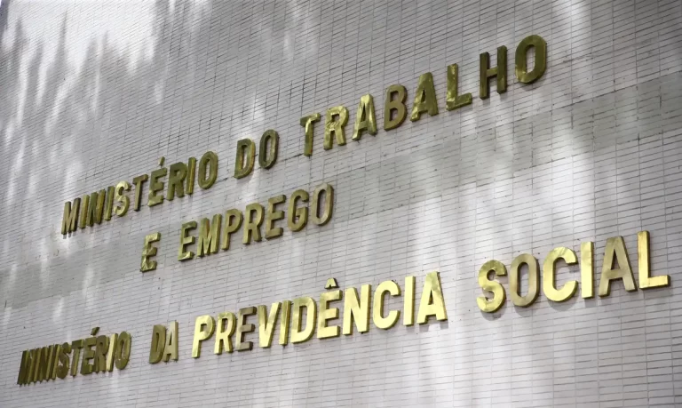 Governo Lula nega reajuste a servidor federal