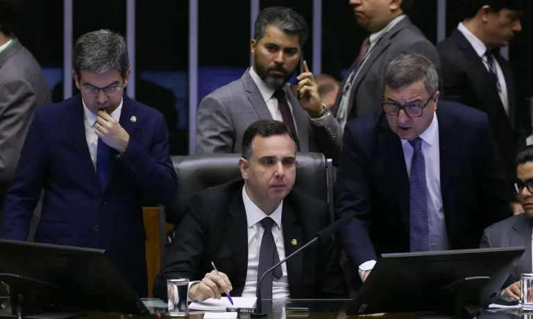 Congresso aprova orçamento de 2024 com cortes no ‘Farmácia Popular’, ‘vale-gás’ e Fies para bancar emendas