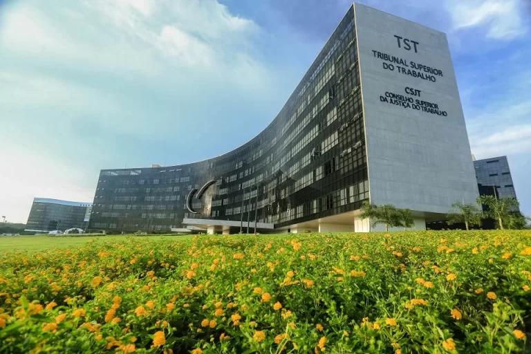 TST compra carro de R$ 346,5 mil para todos ministros da Corte