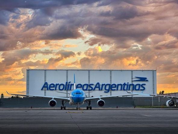 Milei corta quase metade das diretorias da Aerolíneas Argentinas
