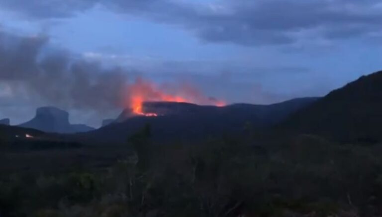Incêndio com mais de 48h ameaça Parque Nacional da Chapada Diamantina