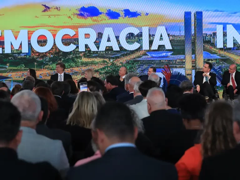 Governo Lula coloca militares na penúltima fileira de autoridades em ato do 8/1