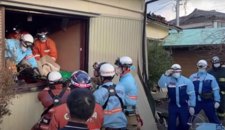 Idosa de 90 anos é resgatada após cinco dias sob escombros no Japão