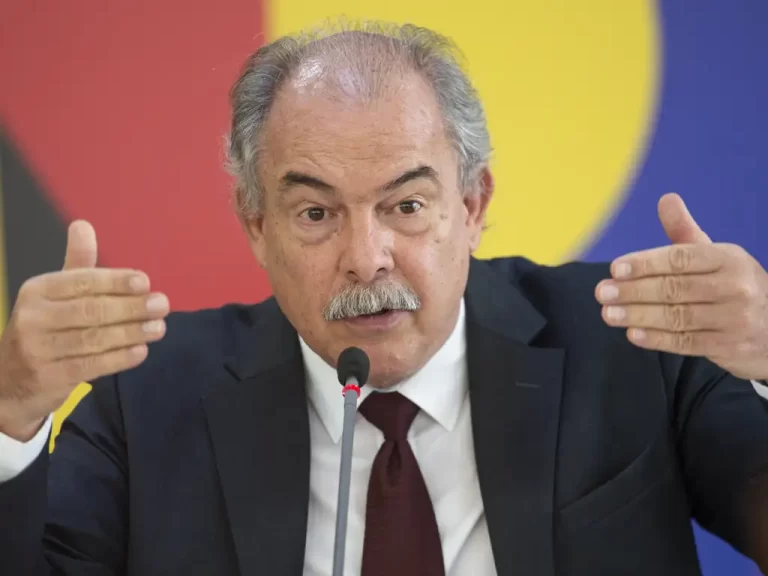 Para Mercadante, é impossível reerguer a indústria nacional se não tiver a mão do estado