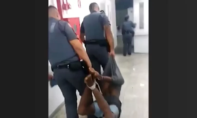 Homem levado à delegacia com cordas por policiais pede R$ 1 milhão de indenização