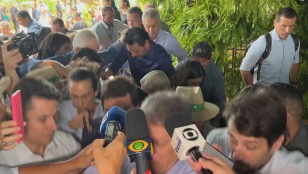 Susto: piso cede durante entrevista do governador Tarcísio de Freitas em feira agropecuária