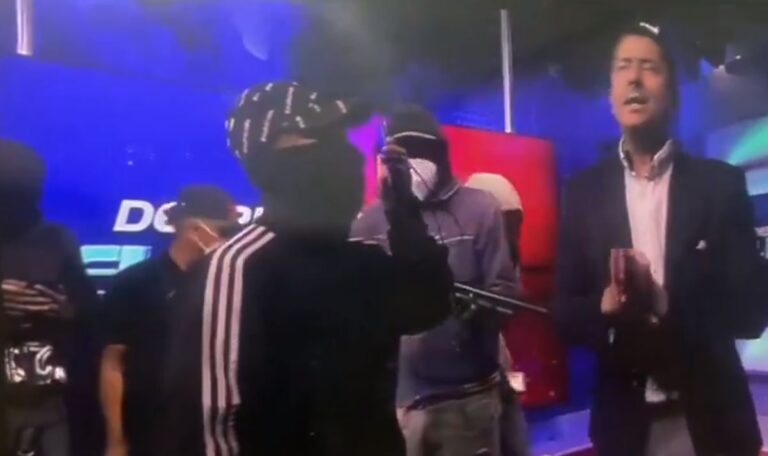 Criminosos invadem estúdio de TV ao vivo no Equador; país vive caos de violência