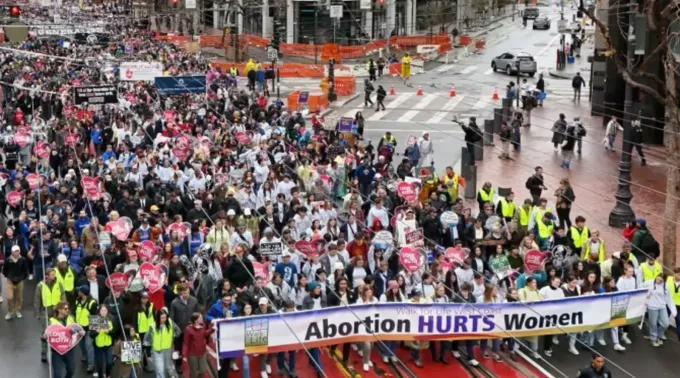Multidão marcha pró-vida em São Francisco e Los Angeles, nos EUA
