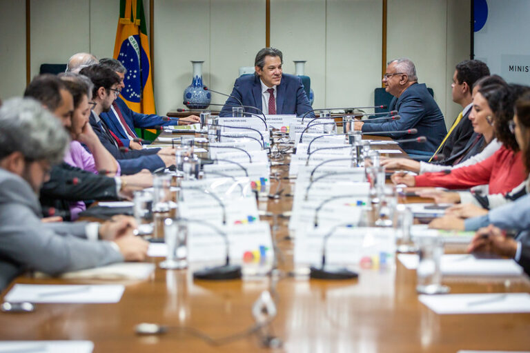 Após dois anos de queda, dívida pública volta a subir no 1º ano de Lula