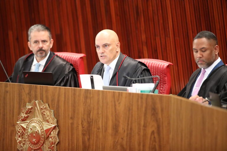 Moraes ironiza crítica de Rodrigo Constantino: “em Nárnia, não há democracia; o leão é o Rei”