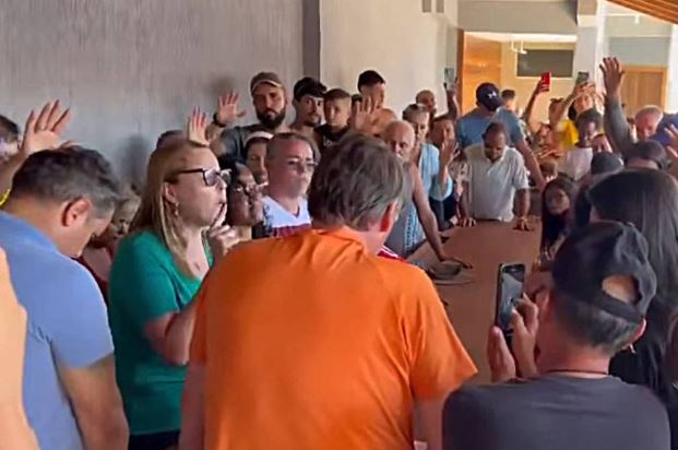 Ex-presidente Bolsonaro participa de oração em Angra