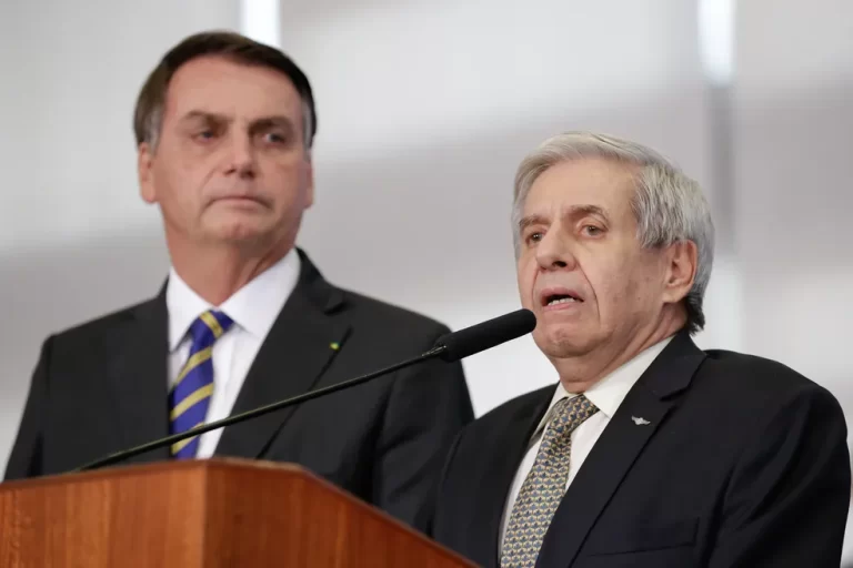 Bolsonaro e ex-ministros são alvo de busca e apreensão da PF
