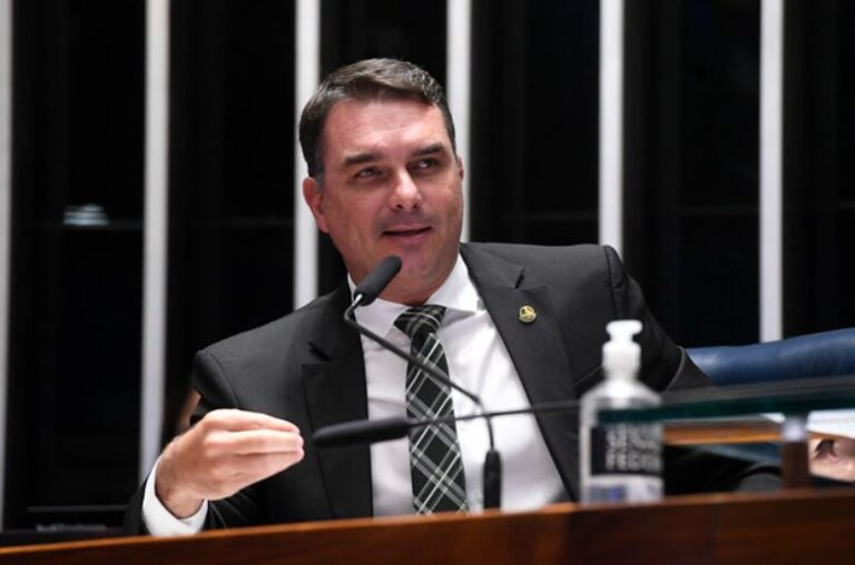 Flávio Bolsonaro: “processo tem que ser imediatamente anulado”