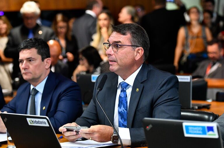 Flávio defende Tarcísio após críticas de Eduardo
