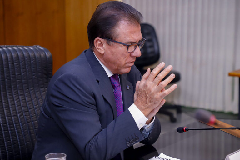 Sem acordo, Ministro do Trabalho adia, outra vez, portaria que restringe trabalho aos feriados