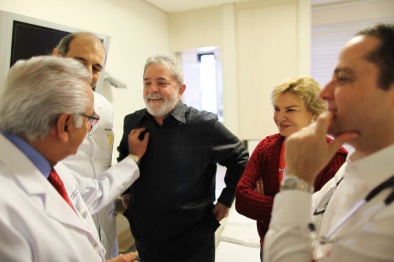 Filho de Lula reclama que nome da mãe foi omitido em postagem do pai: “coisas estranhas acontecem”