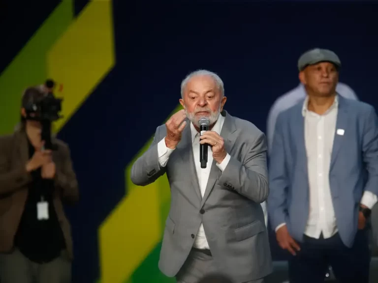 Lula diz que quase bateu carro novo após tomar cachaça em 1973