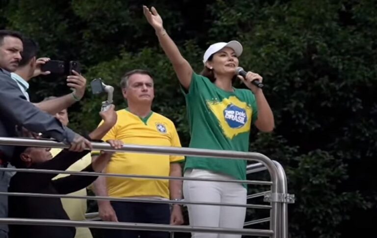 Michelle Bolsonaro emociona multidão com discurso de fé e gratidão na Avenida Paulista