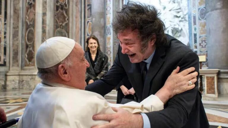 Milei e Papa Francisco se encontram em canonização de 1ª Santa argentina