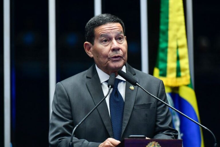 Moraes determina que Mourão preste depoimento à PF sobre telefonema de Bolsonaro