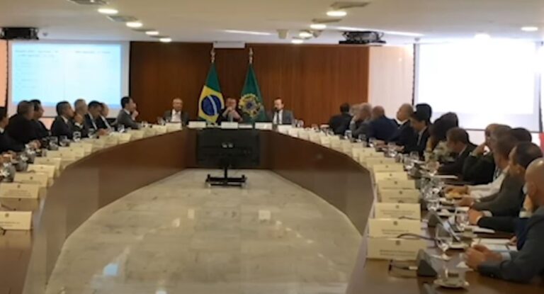 Moraes tira sigilo de reunião ministerial de Bolsonaro