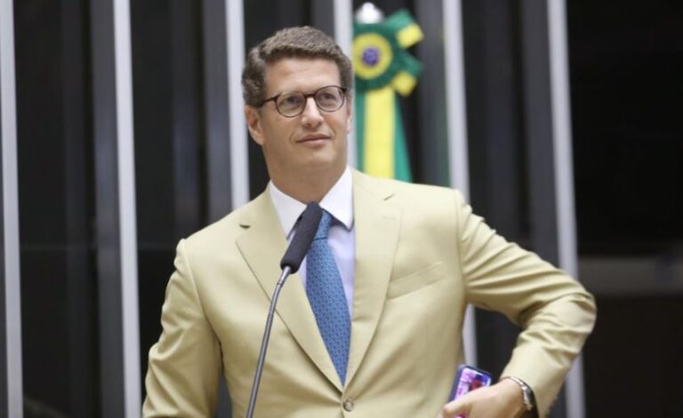 Clima esquenta na Câmara com discurso de Salles em ato de homenagem ao MST