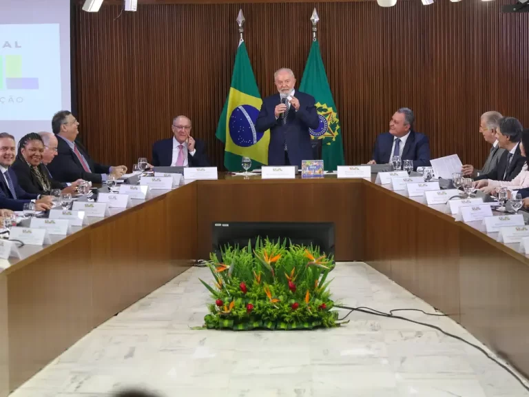 17 ministros de Lula acumulam salários em conselhos
