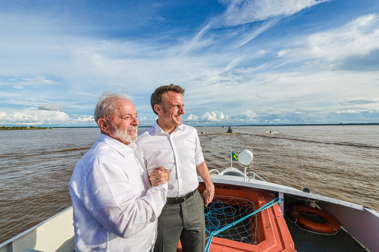 Em Belém, Lula leva Macron para passeio de barco
