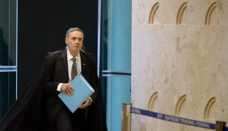 Barroso pede vista e suspende julgamento sobre ampliação do foro privilegiado