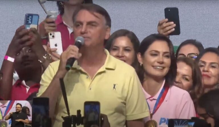 Ao lado de Michelle, Bolsonaro discursa em Salvador para ato do ‘PL Mulher’