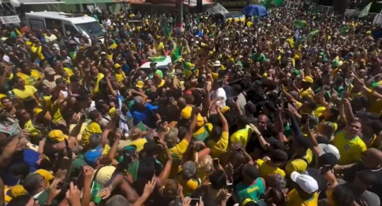 Bolsonaro visita região dos Lagos, no Rio, e arrasta multidão
