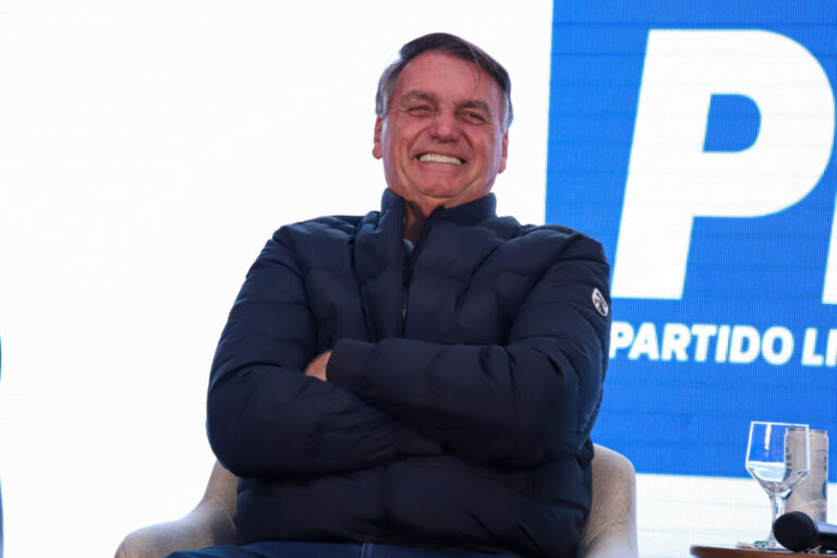 Mesmo inelegível, Bolsonaro (PL) aparece à frente de Lula (PT) em pesquisa