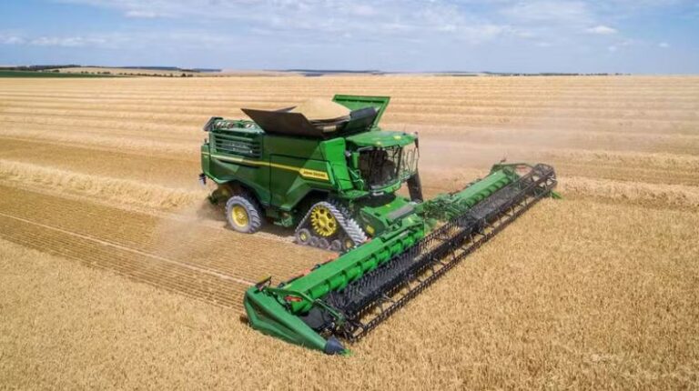 Multinacional John Deere suspenderá produção de máquinas agrícolas em unidade do RS