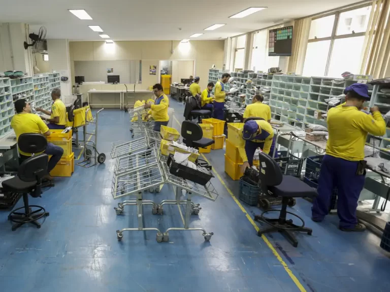 Correios suspendem megacontrato milionário em meio à crise financeira
