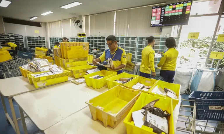 Governo aumenta tarifas dos Correios