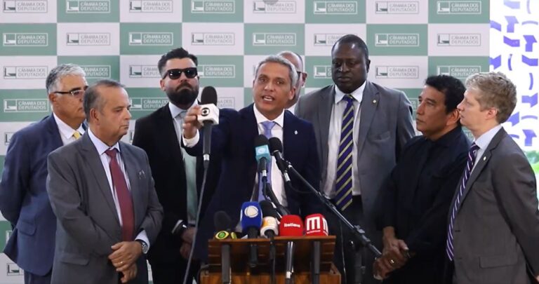 Deputados tiram microfone da Globo de púlpito e criticam emissora