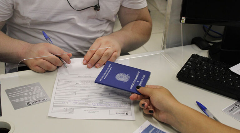 Escritor revela qual seria a real taxa de desemprego no Brasil