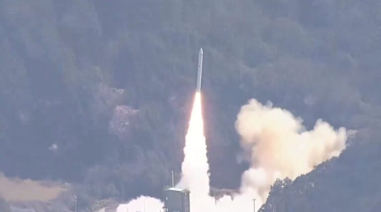 Foguete japonês explode segundos após decolagem