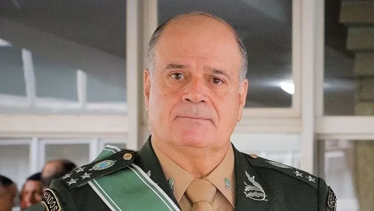 General Freire Gomes presta depoimento por quase 8 horas