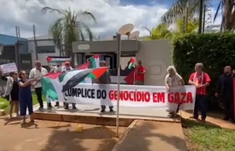 Grupo faz ato pró-Palestina em frente à Rede Globo em Brasília