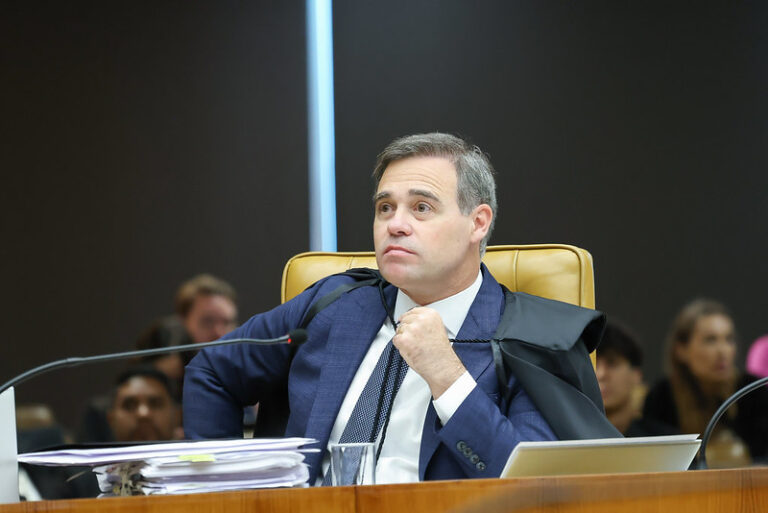 Folha de SP elogia voto de Mendonça sobre regulação das redes